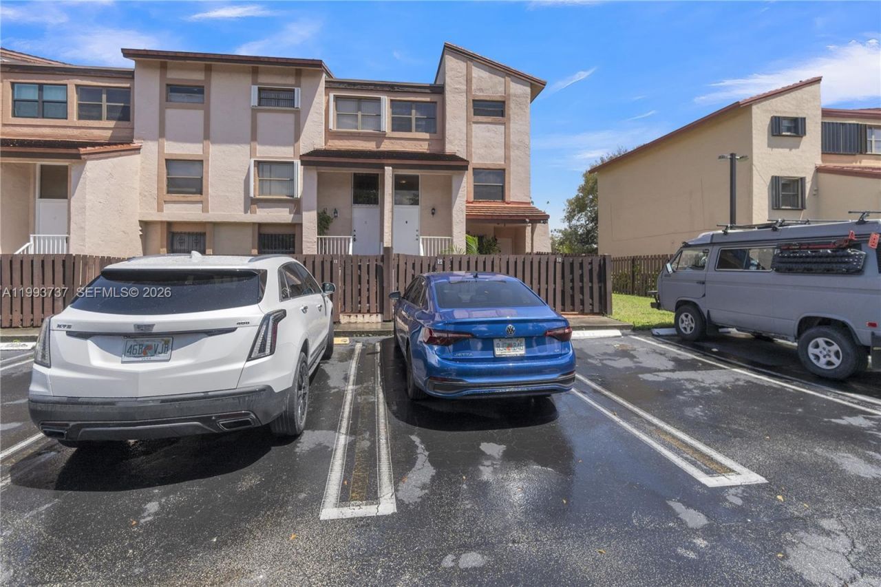 425 W Park Dr , Unit 12, Miami, FL 33172 Photo