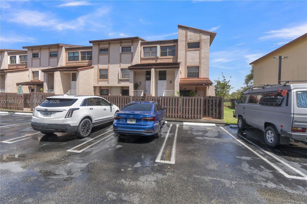 425 W Park Dr , Unit 12, Miami, FL 33172 Photo