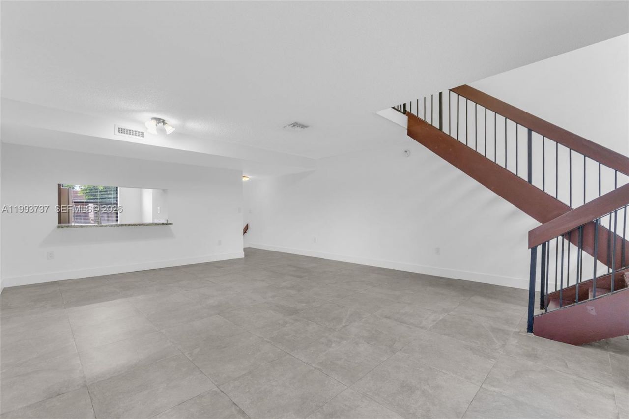 425 W Park Dr , Unit 12, Miami, FL 33172 Photo