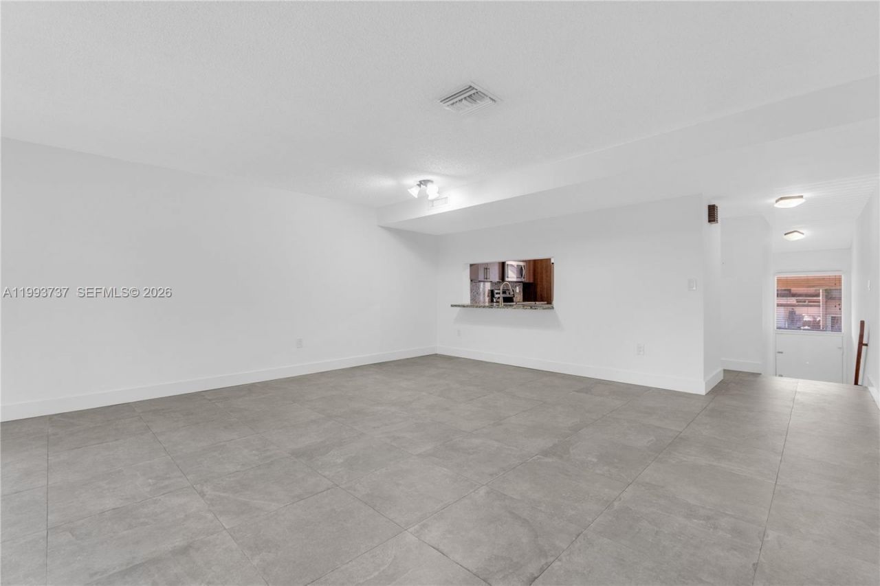 425 W Park Dr , Unit 12, Miami, FL 33172 Photo