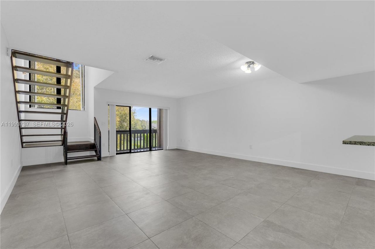 425 W Park Dr , Unit 12, Miami, FL 33172 Photo