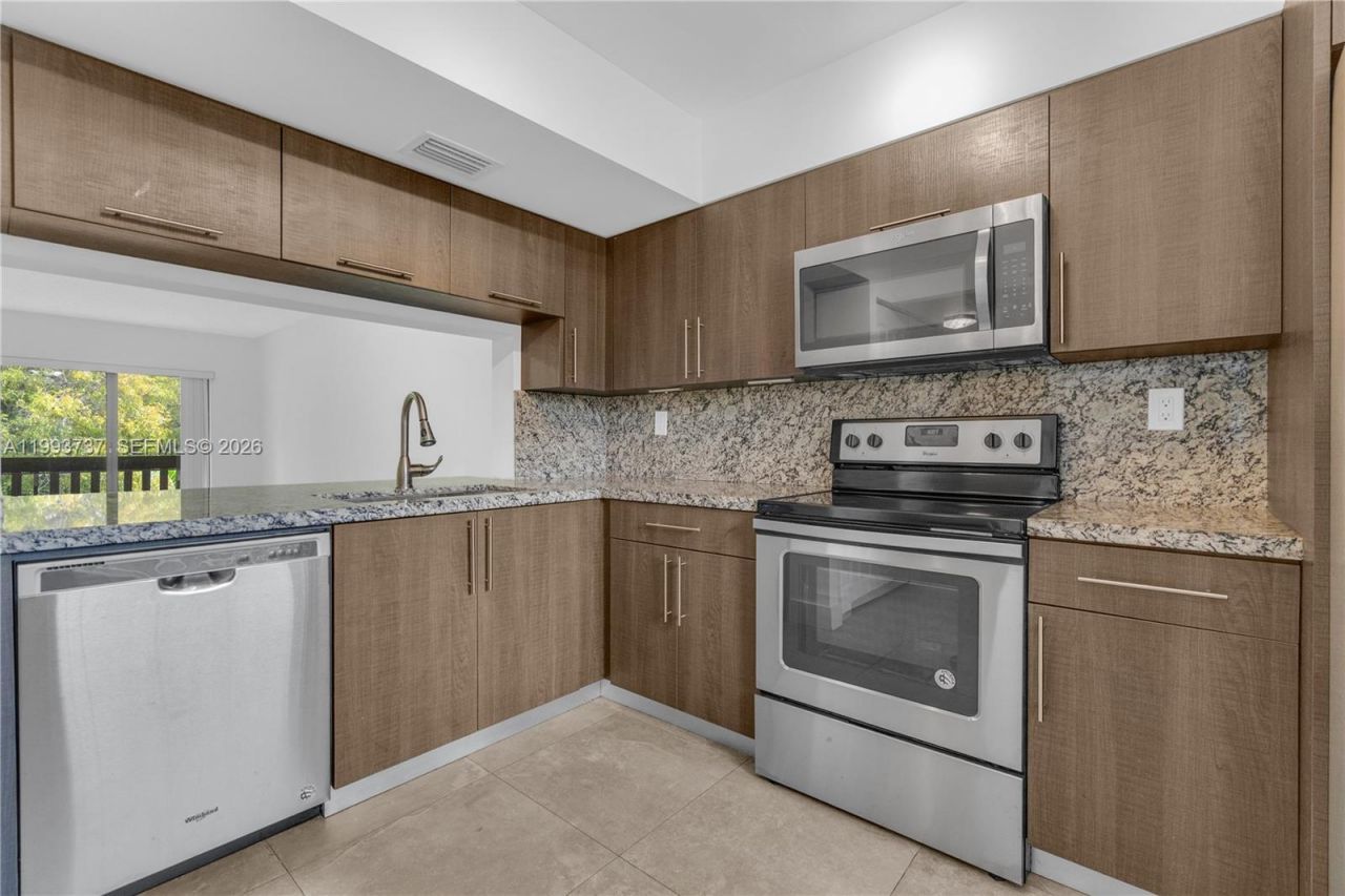 425 W Park Dr , Unit 12, Miami, FL 33172 Photo