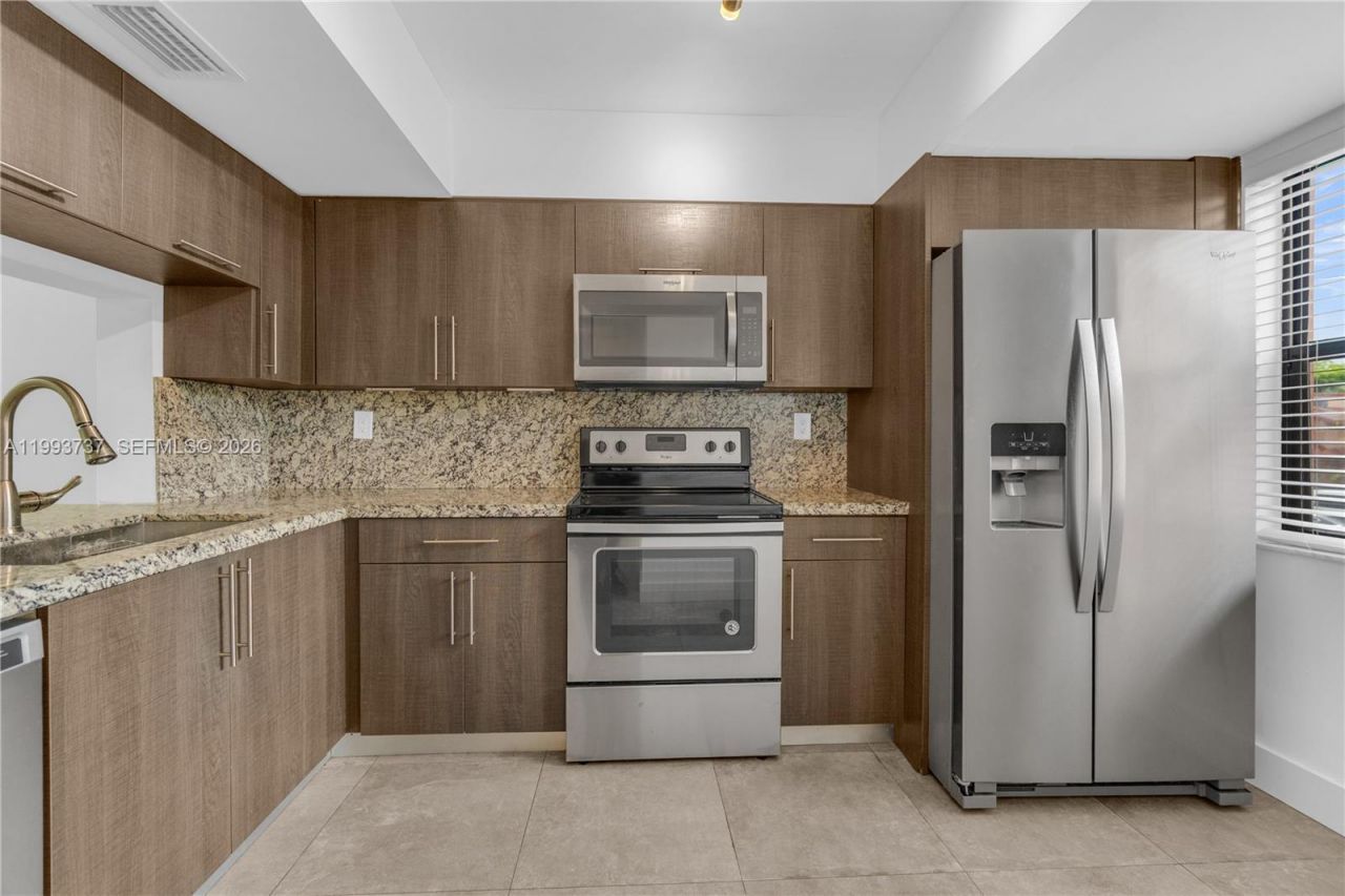 425 W Park Dr , Unit 12, Miami, FL 33172 Photo