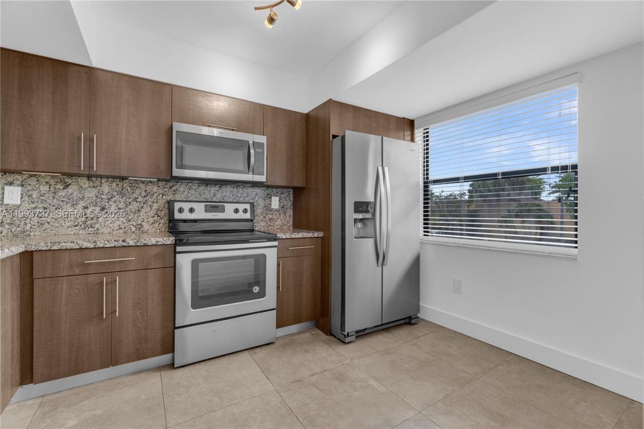 425 W Park Dr , Unit 12, Miami, FL 33172 Photo