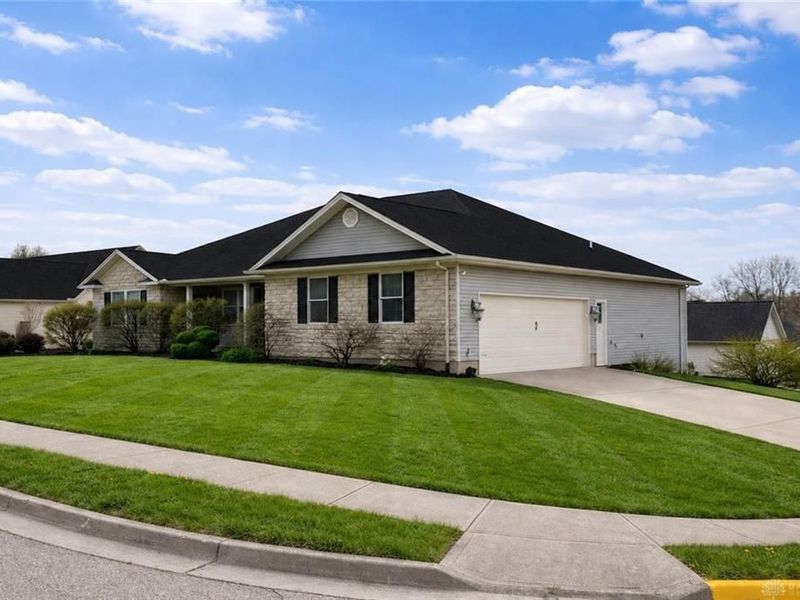 930 Oak Hill Court, Troy, OH 45373 Photo 2