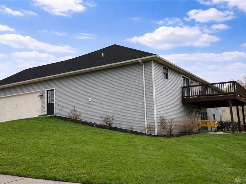 930 Oak Hill Court, Troy, OH 45373 Photo 3