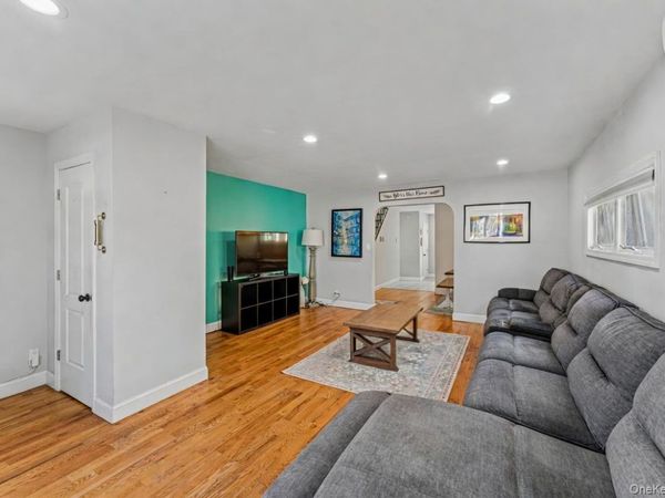 68 Putnam Avenue , Valley Stream, NY 11580