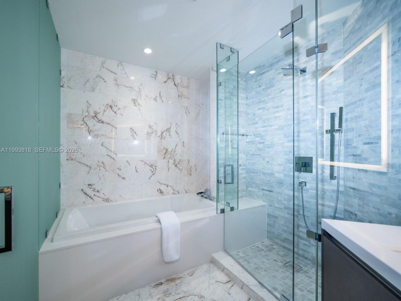 851 NE 1st Ave , Unit 2206, Miami, FL 33132 Photo