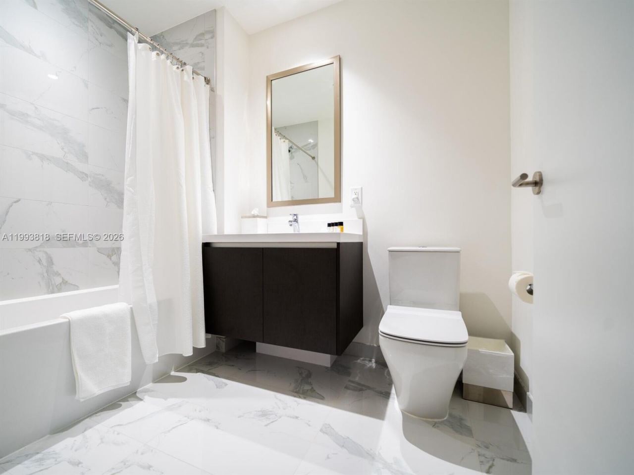 851 NE 1st Ave , Unit 2206, Miami, FL 33132 Photo