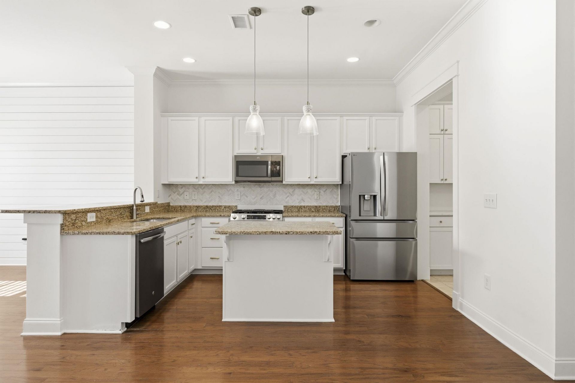 856 Shine Ave.  Photo 6