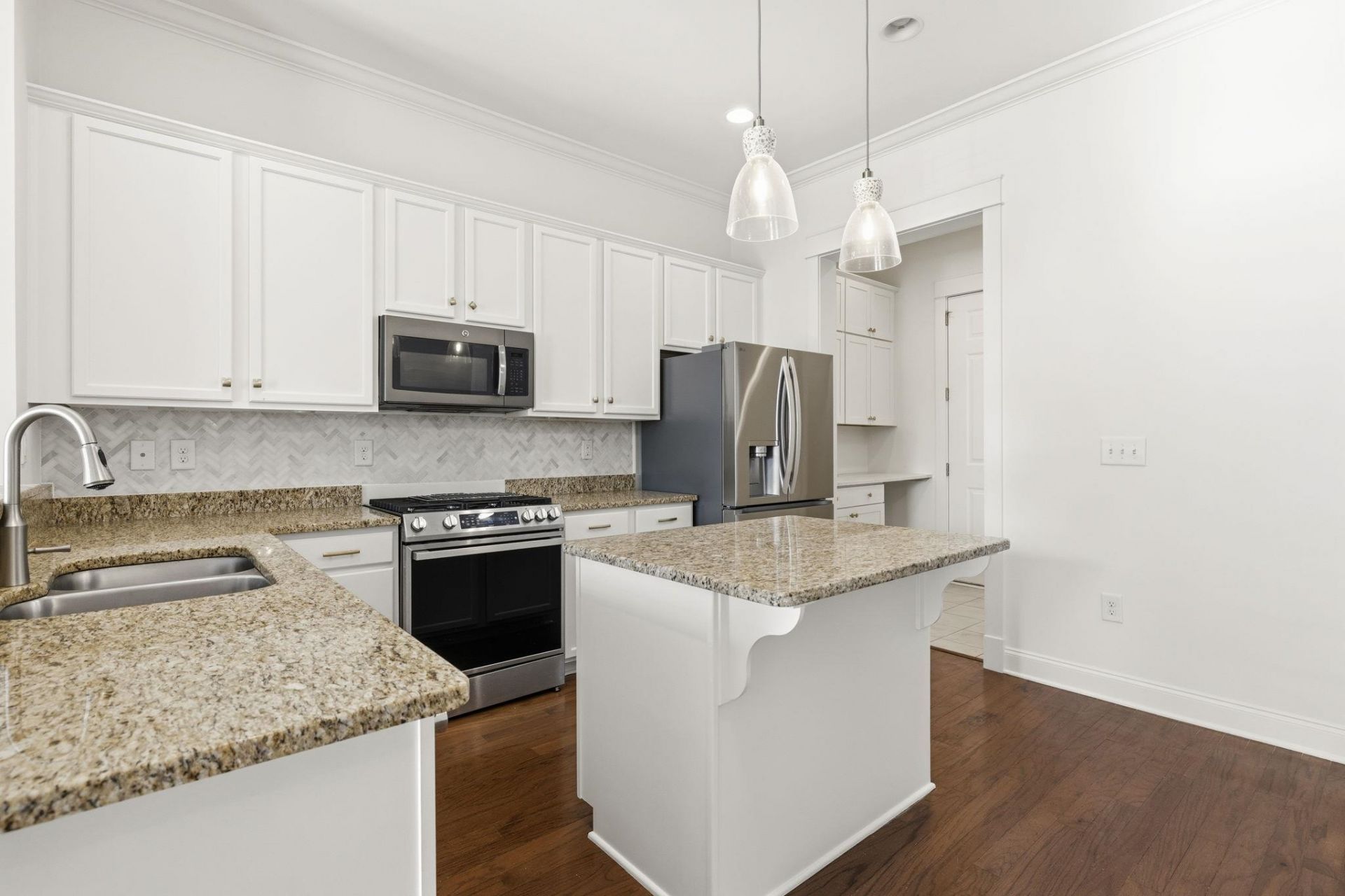 856 Shine Ave.  Photo 7