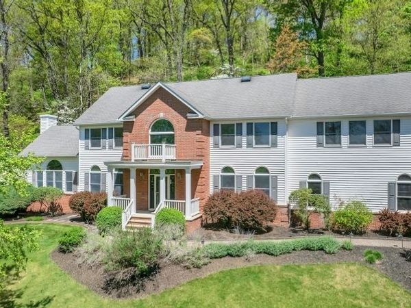 63 Twin Oaks Rd, Bridgewater, NJ 08807