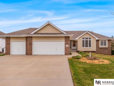 127 Longwood Drive , Papillion, NE 68133