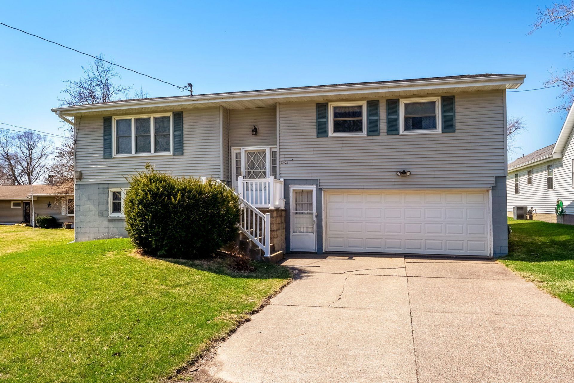 1902 Amherst, Muscatine, IA 52761 Main Photo