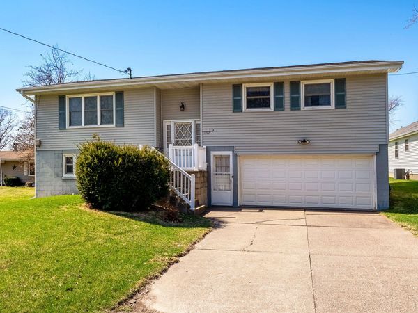 1902 AMHERST, Muscatine, IA 52761