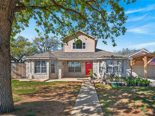 805 S 6th Street , Stockdale, TX 78160