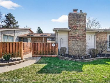 9 Willow Way, Waterford Twp, MI 48328