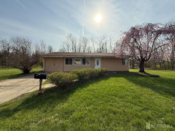 8 Poe Court, Kendall Park, NJ 08824