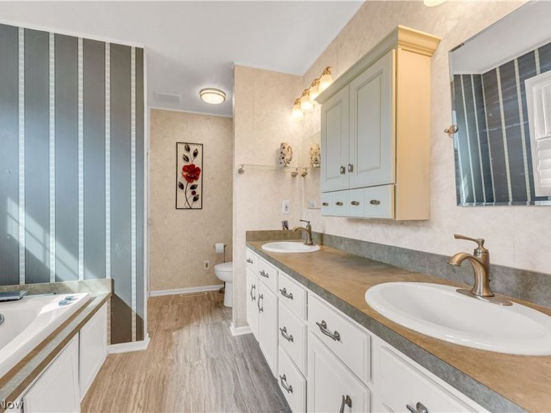 16090 Yarmouth Oval , Middleburg Heights, OH 44130 Photo 19