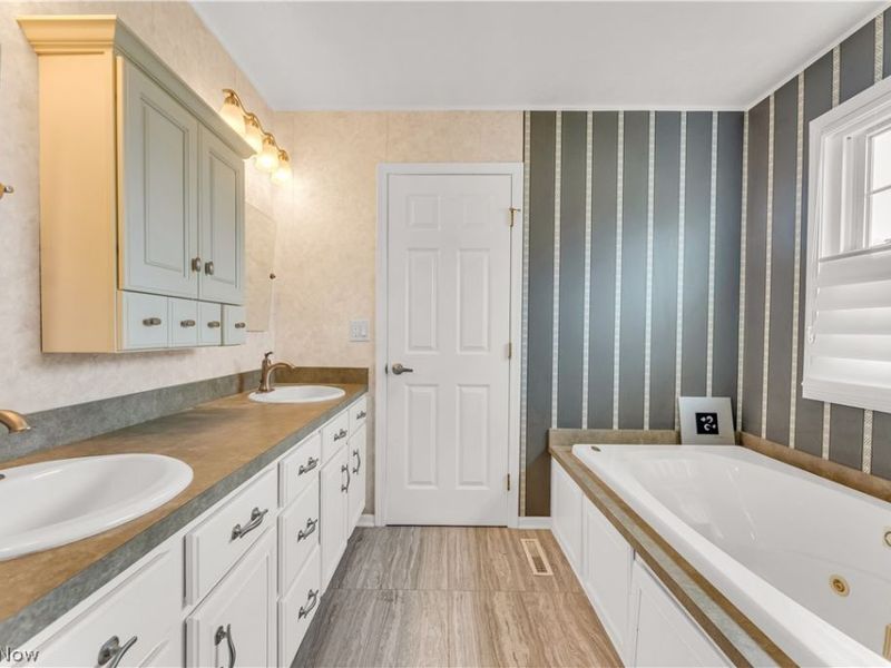 16090 Yarmouth Oval , Middleburg Heights, OH 44130 Photo 20