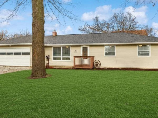 910 Cherry Avenue, Marengo, IA 52301