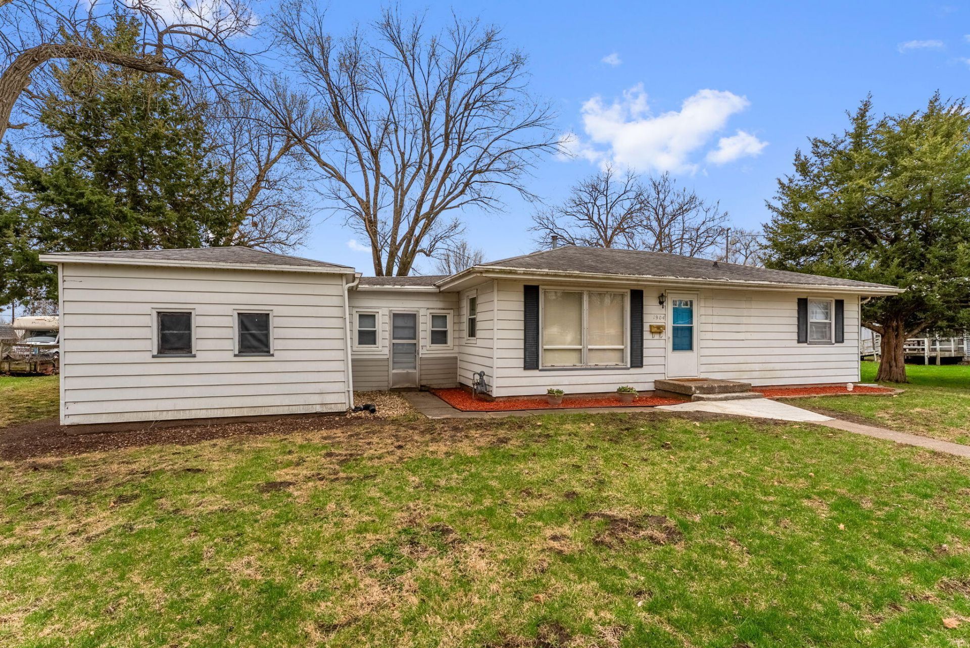 1904 Oneida, Muscatine, IA 52761 Main Photo