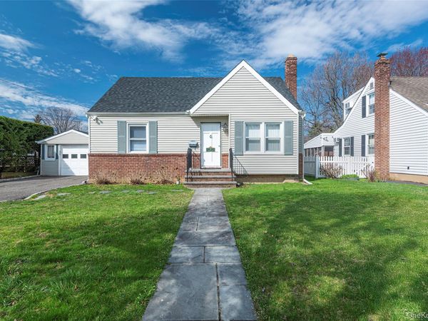 61 Dosoris Lane, Glen Cove, NY 11542