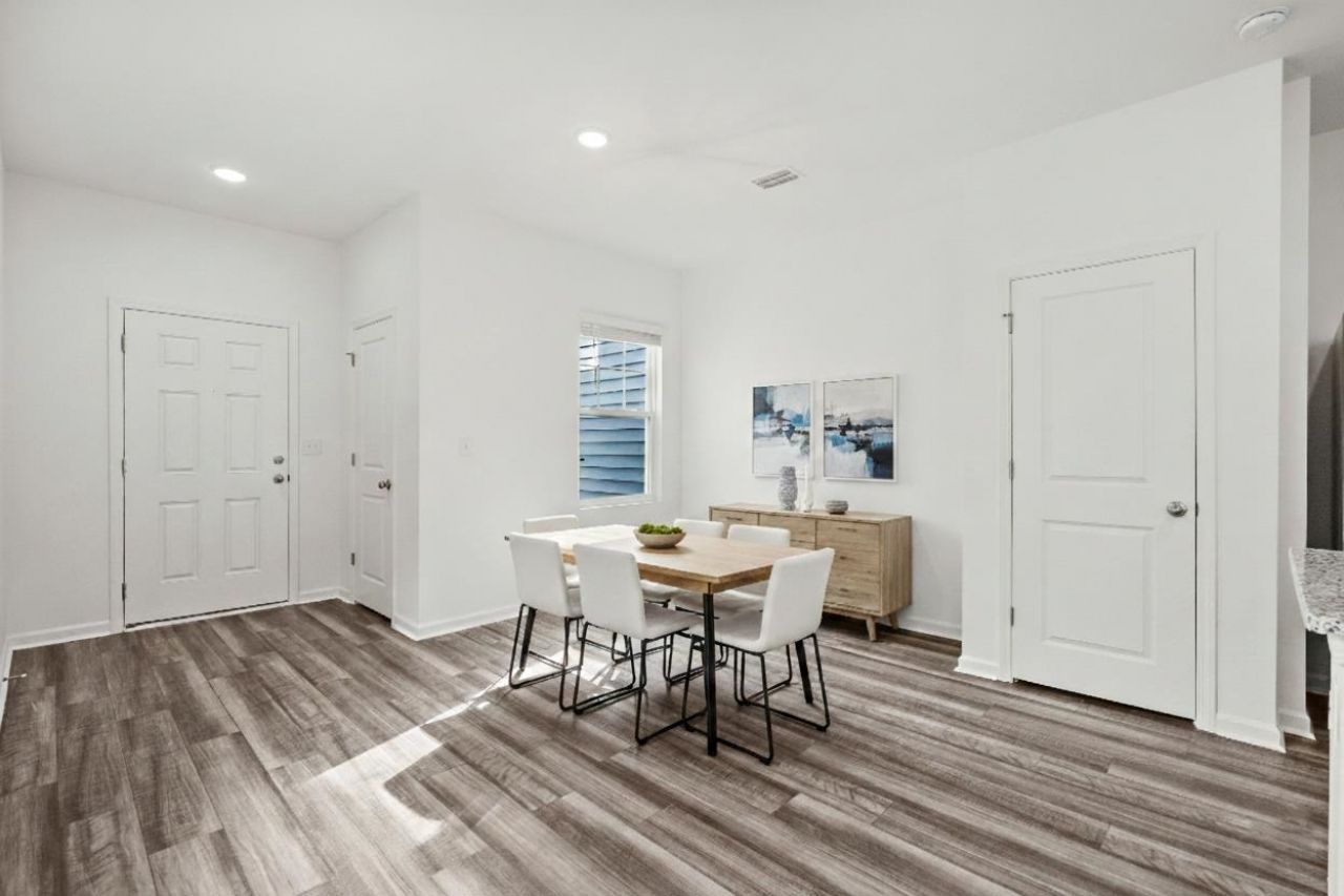 341 Azimuth Dr Photo 3