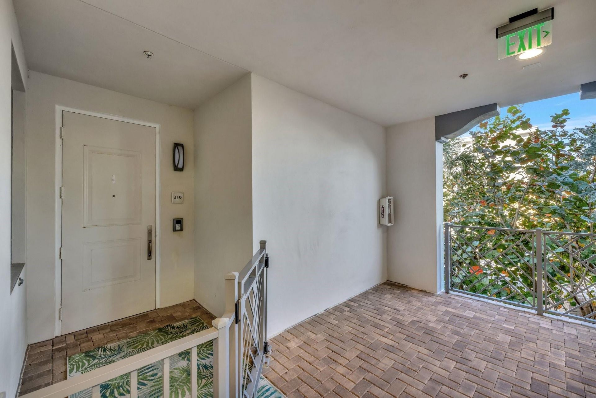 4511 El Mar Drive, Unit 210, Lauderdale by the Sea, FL 33308 Photo