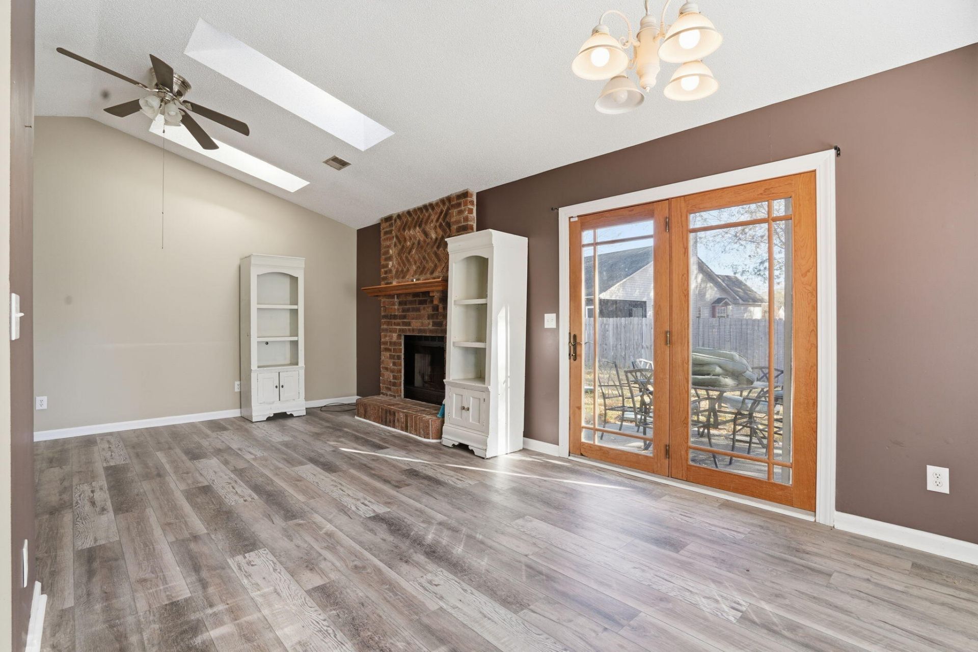 8562 Brookforest Drive Photo 7