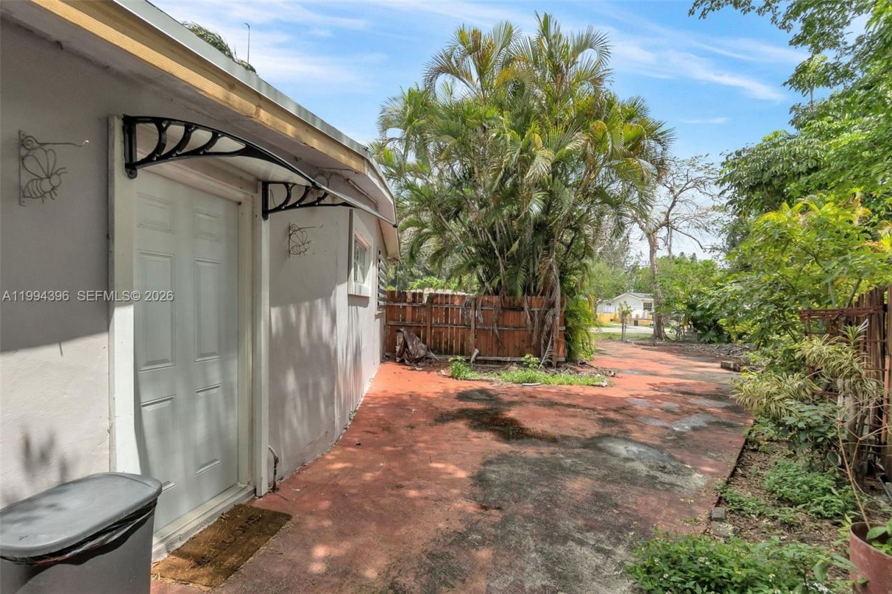 300 Northwest Blvd , Miami, FL 33126 Photo