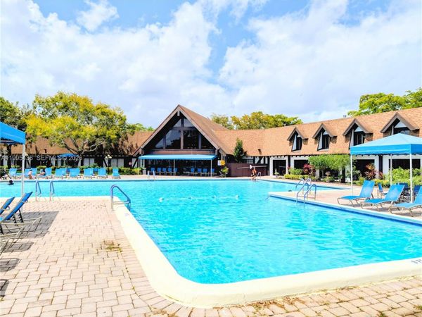 3720 Inverrary Dr, Unit 1J, Lauderhill, FL 33319