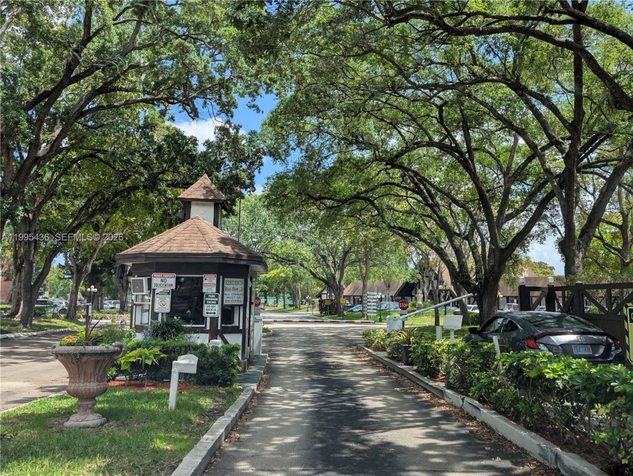 3720 Inverrary Dr, Unit 1J, Lauderhill, FL 33319 Photo