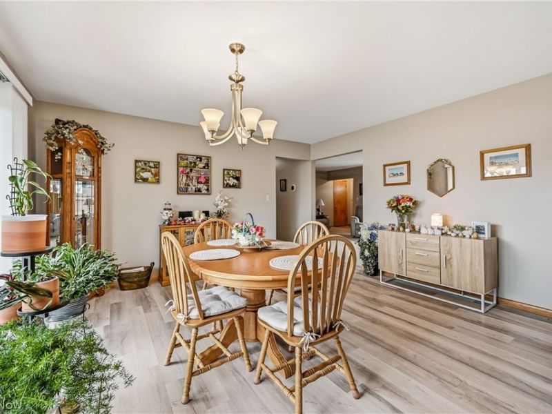 2076 Glenn Drive NE, Warren, OH 44483 Photo 8