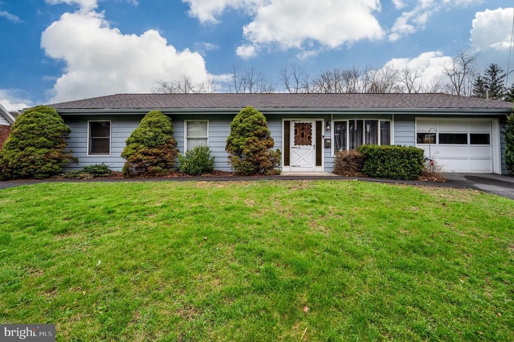 585 N WADE ROAD, SAINT CLAIR, PA 17970