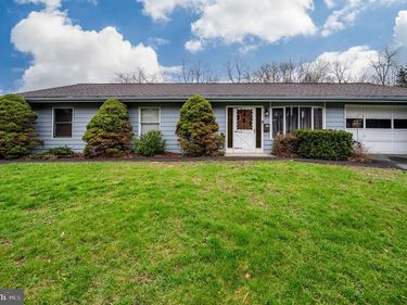 585 N WADE ROAD, SAINT CLAIR, PA 17970