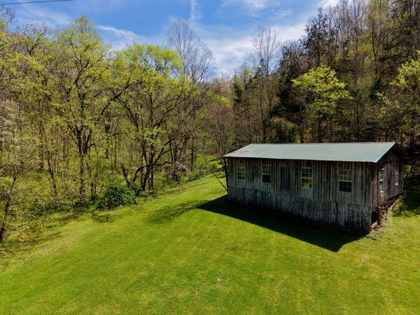 321 Peytons Creek Rd, Pleasant Shade, TN 37145