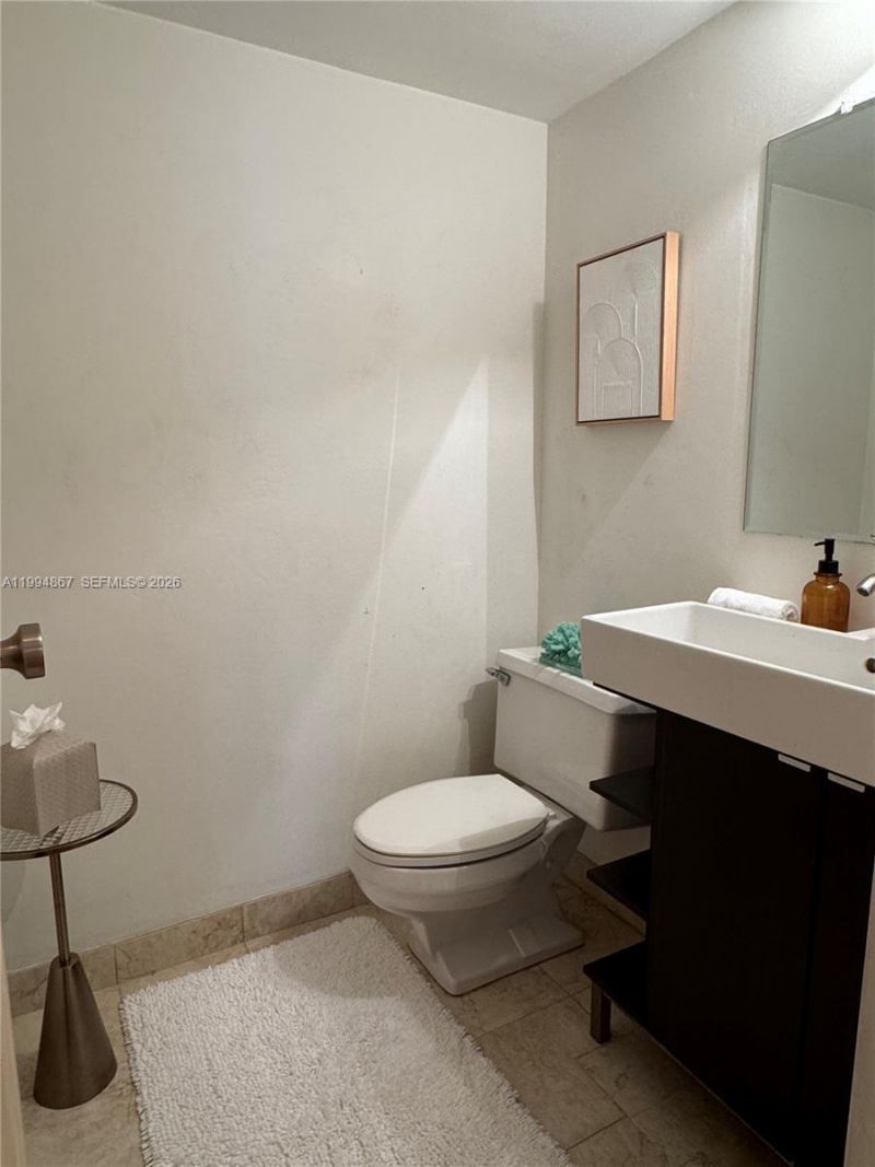 600 Parkview Dr , Unit 222, Hallandale Beach, FL 33009 Photo