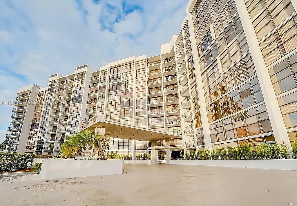 600 Parkview Dr , Unit 222, Hallandale Beach, FL 33009 Photo