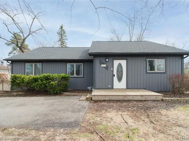 4015 Green Lake Road, West Bloomfield Twp, MI 48324
