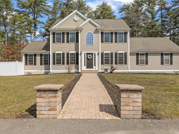 3 Autumn Dr, Wareham, MA 02576