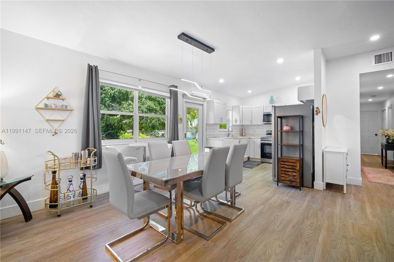 369 NE 158th St , Miami, FL 33162 Photo