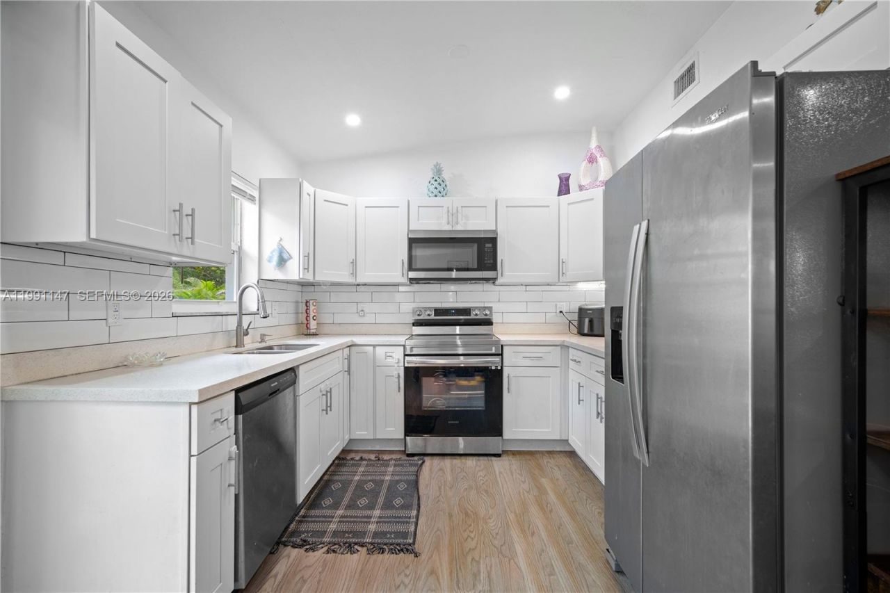 369 NE 158th St , Miami, FL 33162 Photo