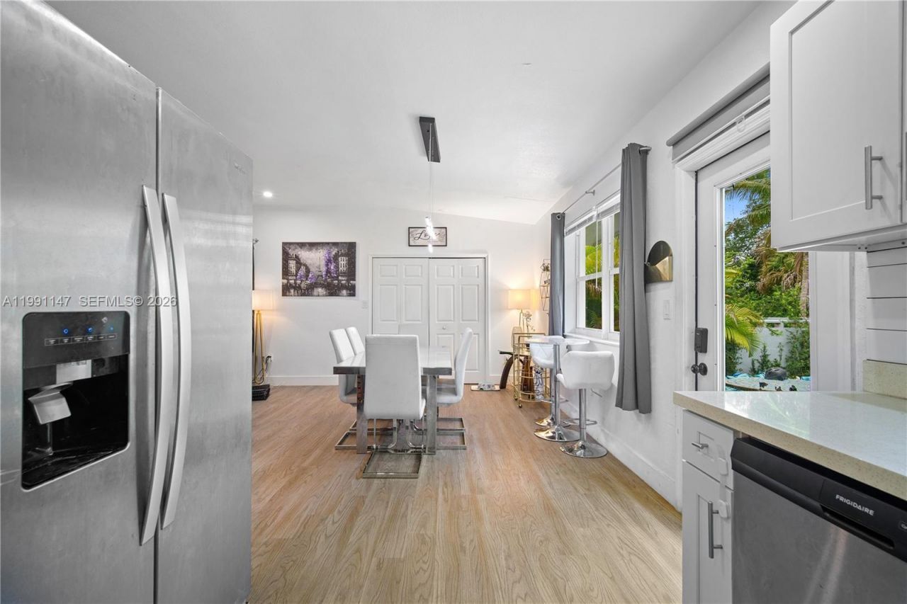 369 NE 158th St , Miami, FL 33162 Photo