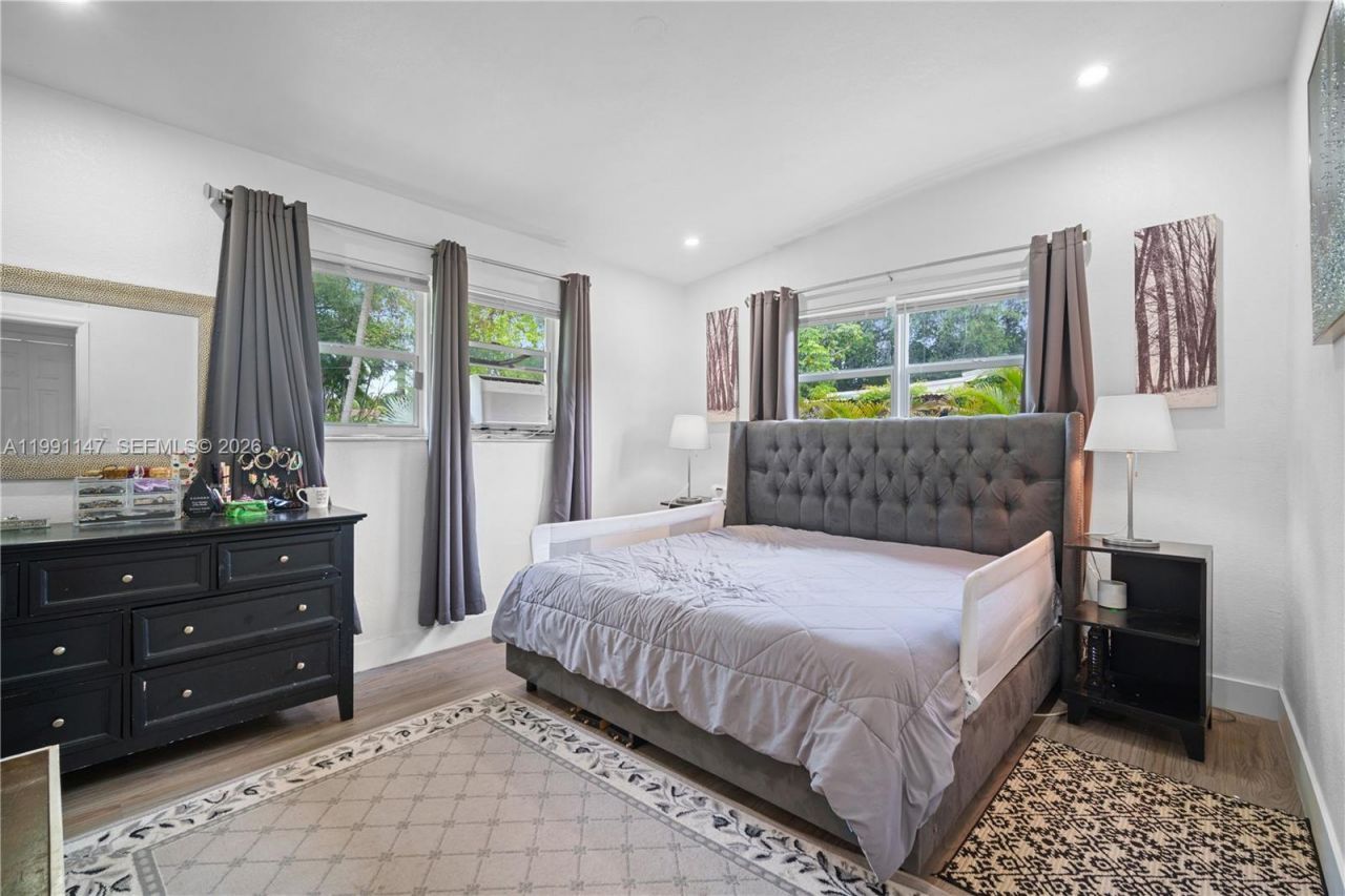 369 NE 158th St , Miami, FL 33162 Photo