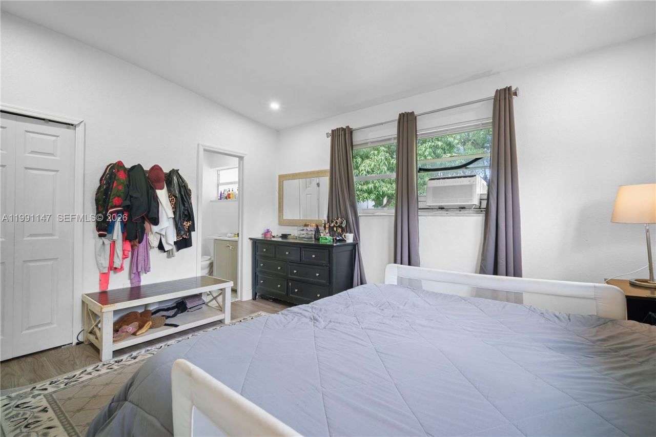 369 NE 158th St , Miami, FL 33162 Photo