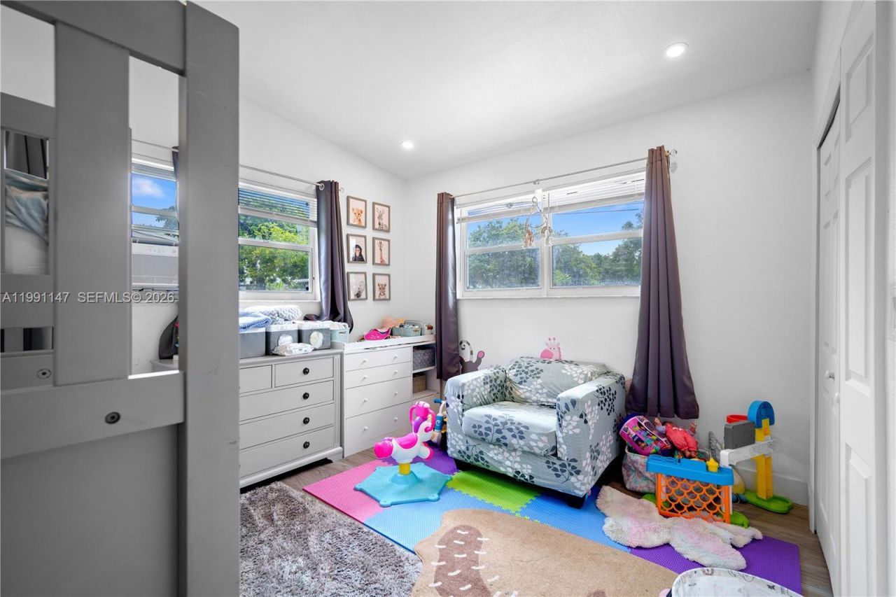 369 NE 158th St , Miami, FL 33162 Photo