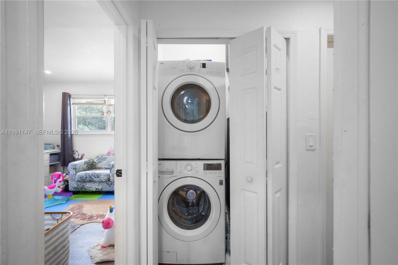 369 NE 158th St , Miami, FL 33162 Photo