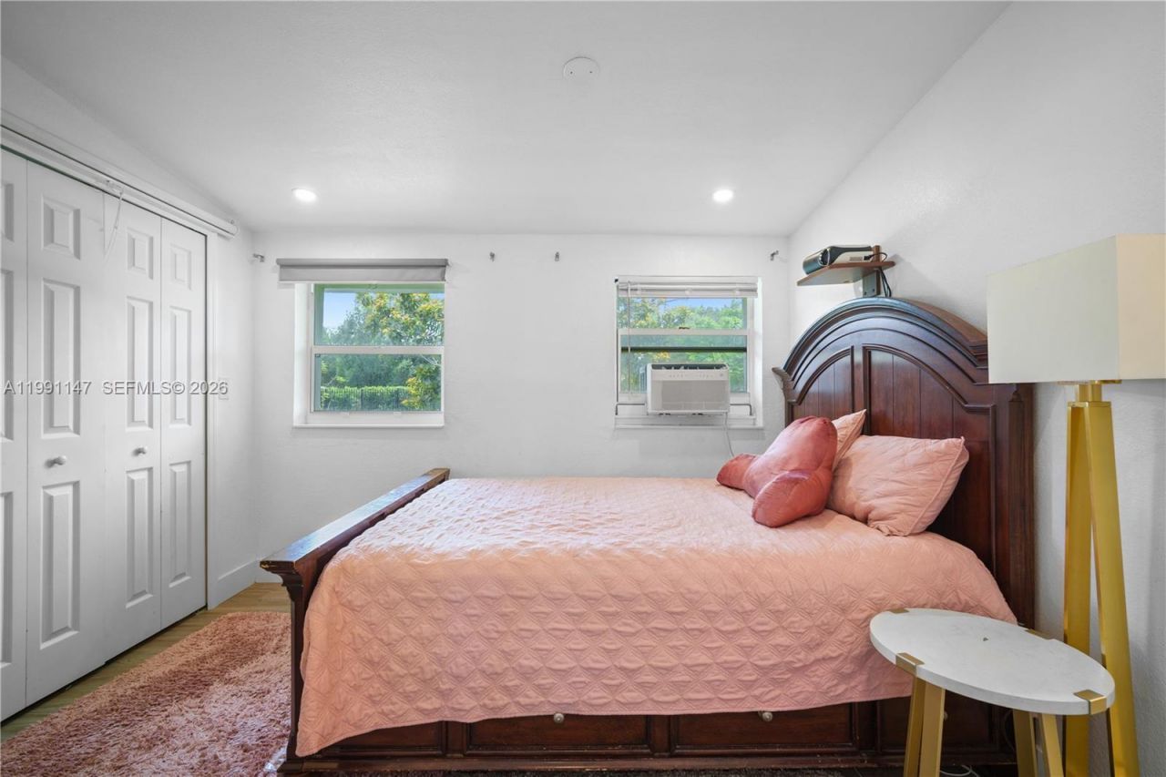 369 NE 158th St , Miami, FL 33162 Photo