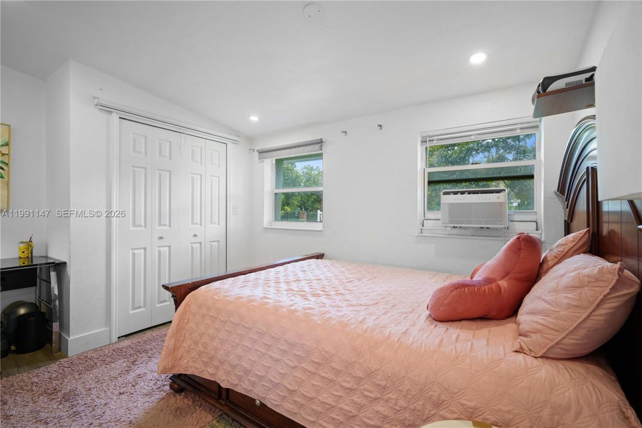 369 NE 158th St , Miami, FL 33162 Photo